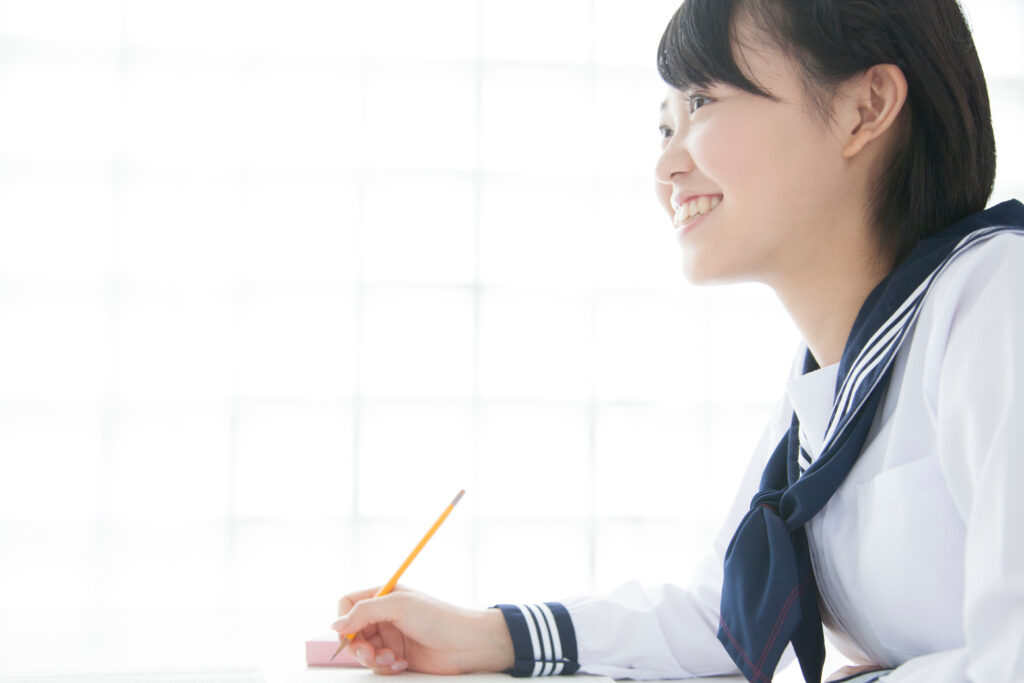 女子高生が勉強している。